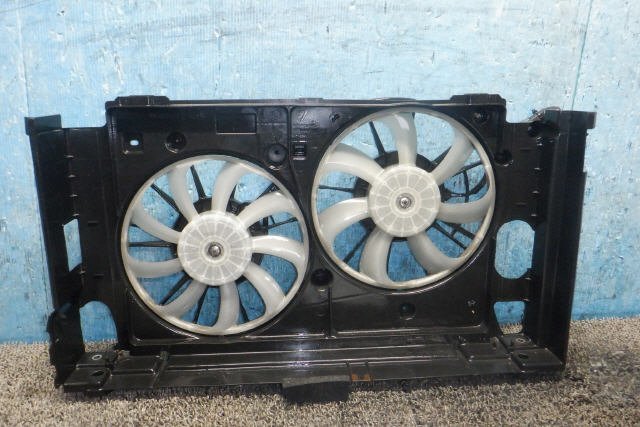 プリウス DAA-ZVW30 電動ファン 2ZRFXE 16711-37040 [ZNo:05000951] 157335