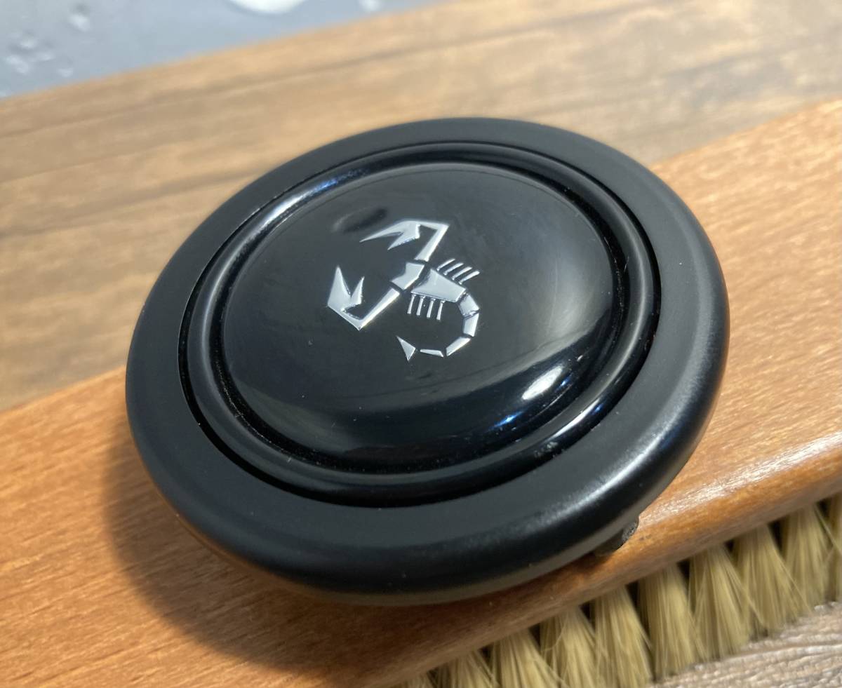 新品　コレクション品　未開封　アバルト　ホーンボタン　　ＭＯＭＯ製 ABARTHアバルト MOMO社製 ステアリング ホーンボタン 93年製 FIAT