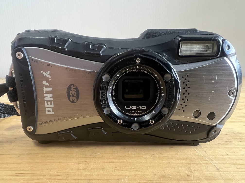 PENTAX防水 デジタルカメラ 赤 充電器・SDカード付き ◇PENTAX ペンタックス WG-10 防水 防塵 耐衝撃 デジタルカメラ 充電器