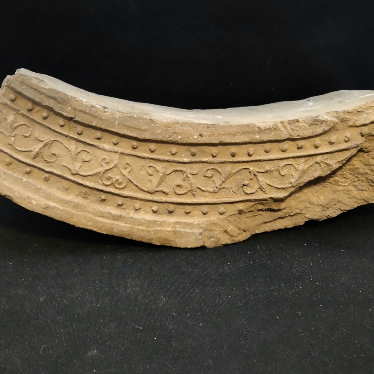 ★拾選★ 軒平瓦 残欠 （ 均整唐草文 ）／ 奈良時代