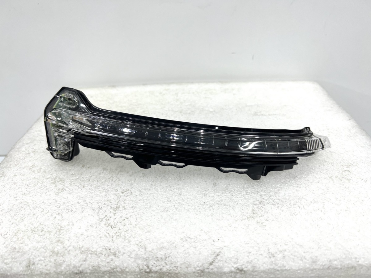 【未使用】　アウディ　TT　8S　純正ドアミラーウインカー　右　8S0949102A　（G27-43）