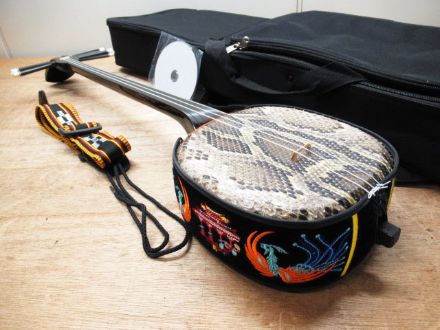 沖縄三線 蛇皮 マカビ型 和楽器 本革 管理5MS0530B 蛇皮 三線 沖縄三線