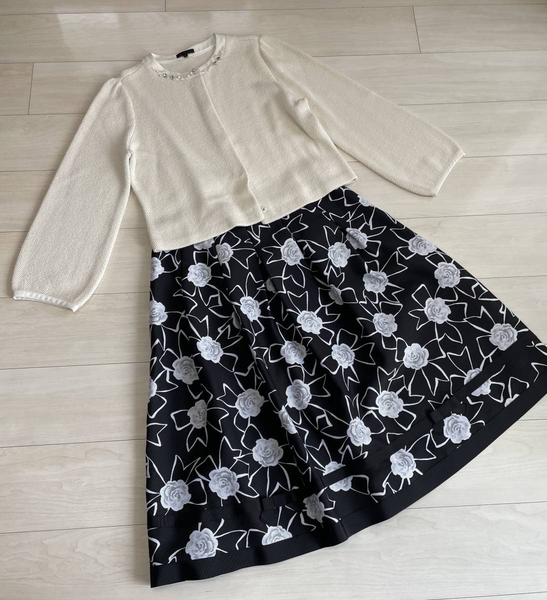 【美品】TO BE CHIC　オフホワイトのビジューが素敵なニットジャケット　４２