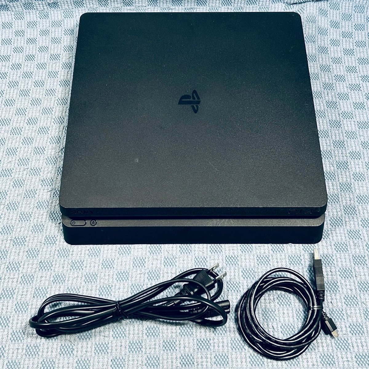 XA179○送料無料！【 SONY PS4 本体のみ CUH-2000A 】起動確認済み