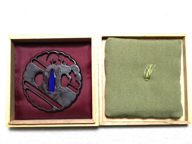 刀鍔 透かし 在銘有 鉄地 刀装具 時代 木箱