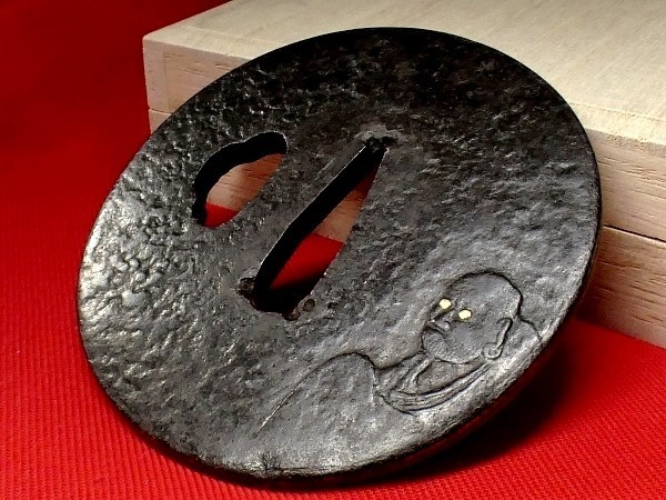鉄地 達磨図 鍔 日本刀装具 達磨図 金色絵 厚み 約 5mm 鉄地 鍔 刀装具 検( 鍔 目貫 縁頭 小柄 笄