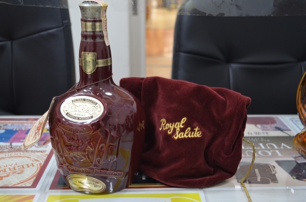 m*a様 【未開栓・美品】ロイヤルサルート 21年 赤 1L (1000ml) ロイヤルサルート 21年 赤 陶器ボトル 700ml 43％ スコッチウイスキー