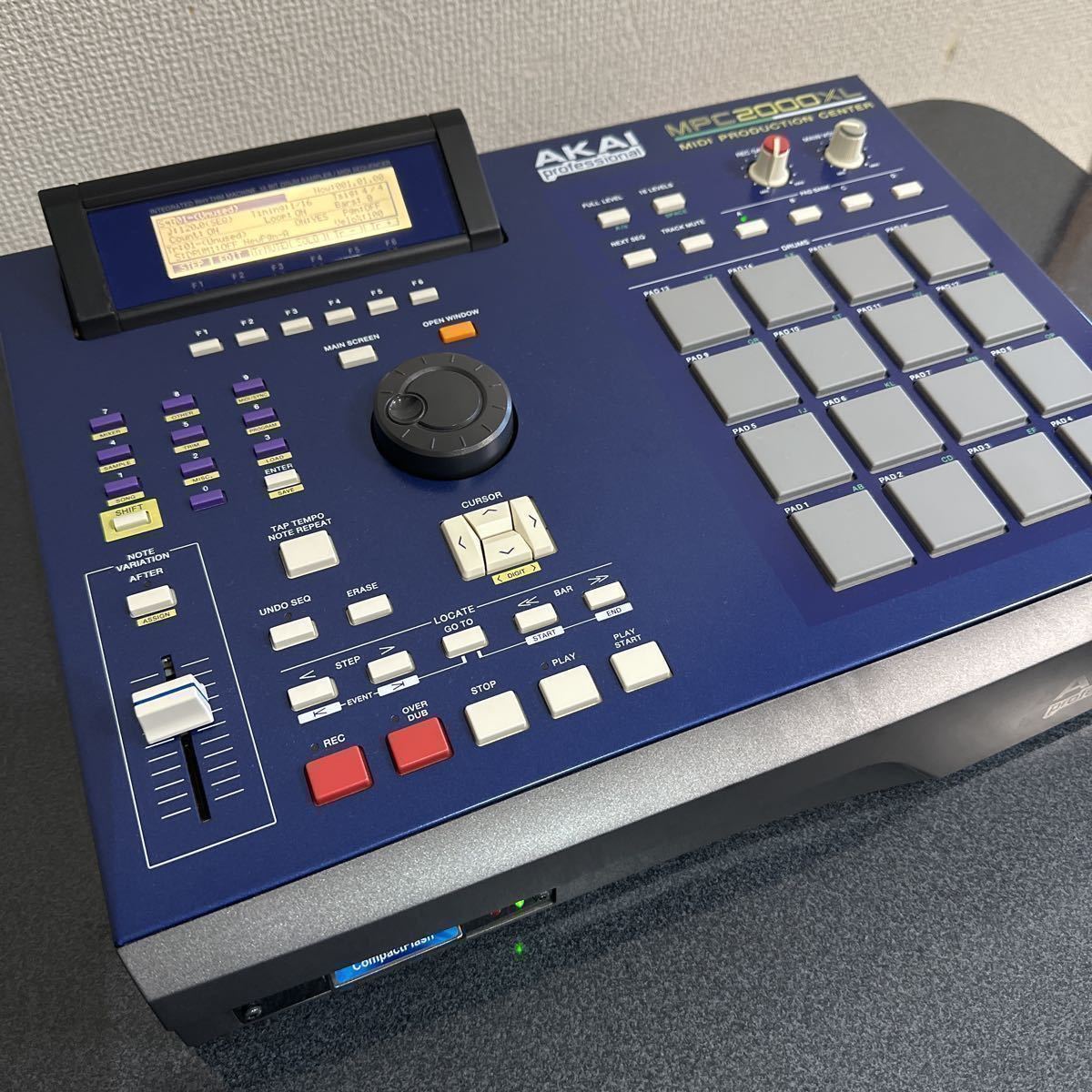 ◎ AKAI MPC2000XL ブルー　美品！最新OS メモリ32MB 8パラアウト搭載！！ 動作確認済み