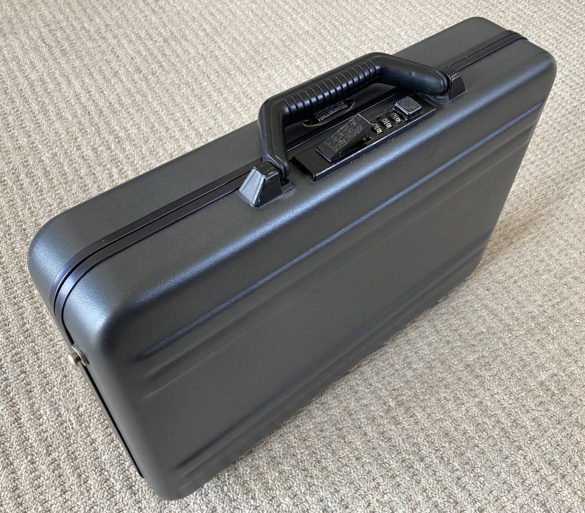 【中古・美品】ゼロハリバートン　ZERO HALLIBURTON　 アタッシュケース 　ガンメタ