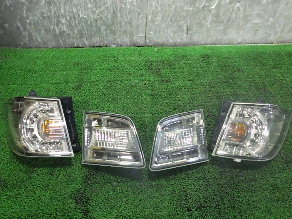 MPV LY3P 純正 4点セット P5134 - マツダ 後期 テールランプ メルカリ