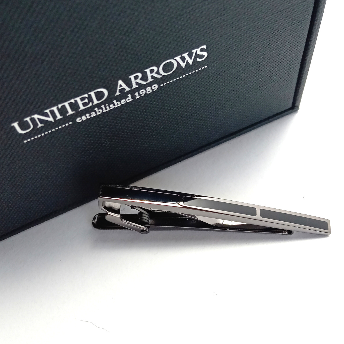 【uat431】UNITED ARROWS ユナイテッドアローズ ネクタイピン タイバー ガンメタ×ブラック 黒 オニキス 細身 スリム Dカーブ