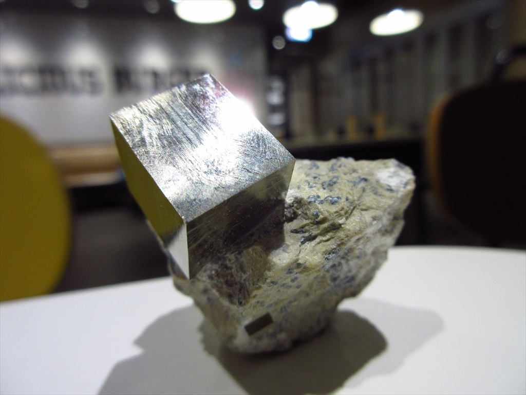 外国産鉱物標本　スペイン産　パイライト(黄鉄鉱)