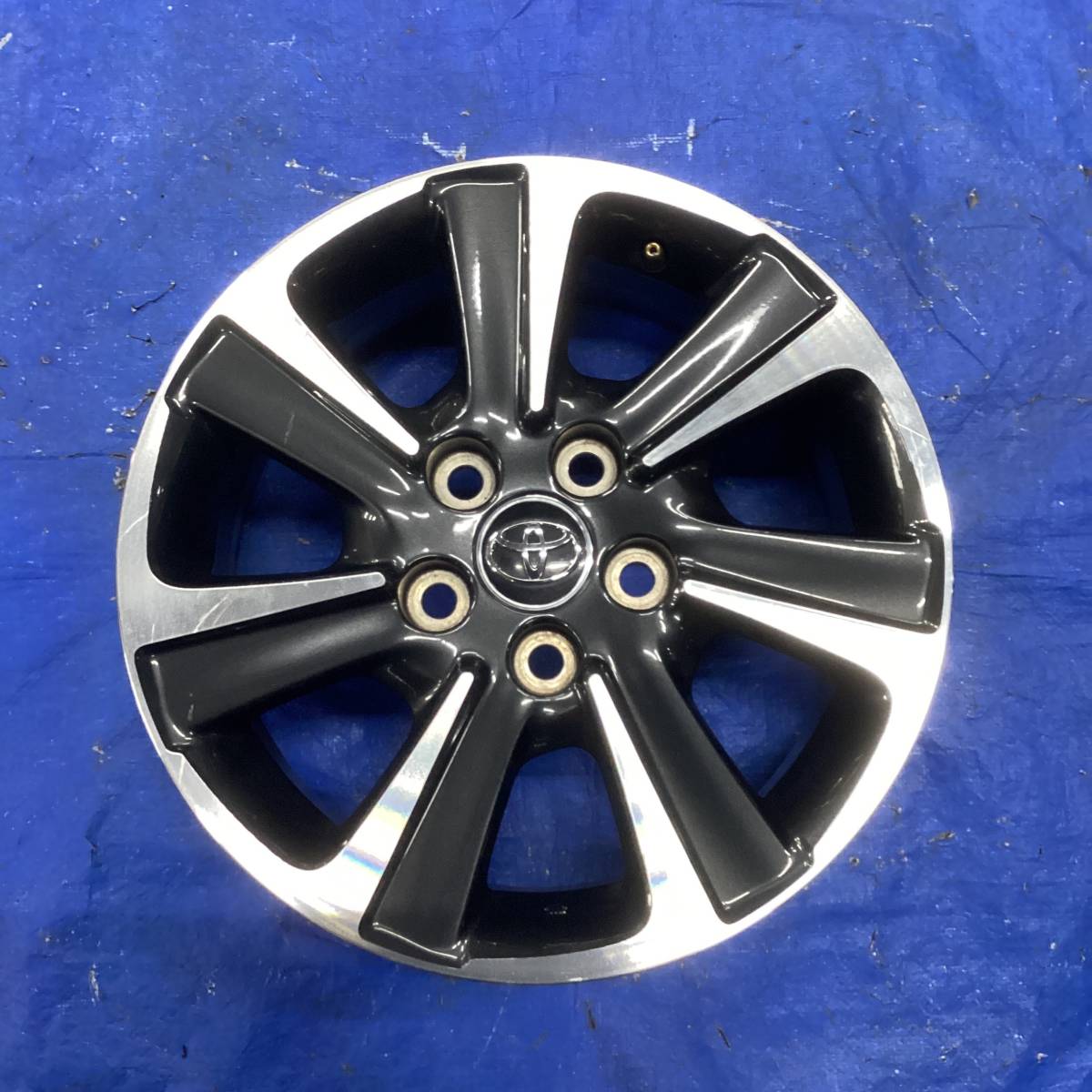 [W1136E5K] トヨタ ノア/ヴォクシー （80系） 純正 アルミホイール 16×6J+50 16インチ 1本