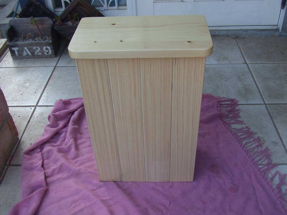 新作　お母さんのキッチンの腰かけ＆ダストボックス