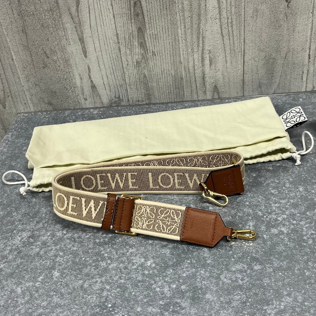 ♡極美品♡ LOEWE ロエベ アナグラム ショルダーバッグ カデナ付き