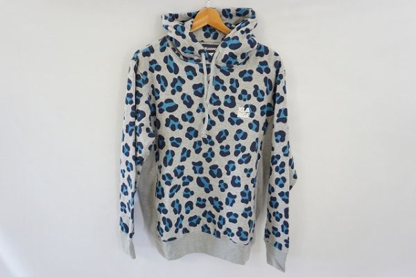 【即決】XLARGE エクストララージ メンズ パーカー スウェット 総柄 グレーベース サイズ:M 【817484】