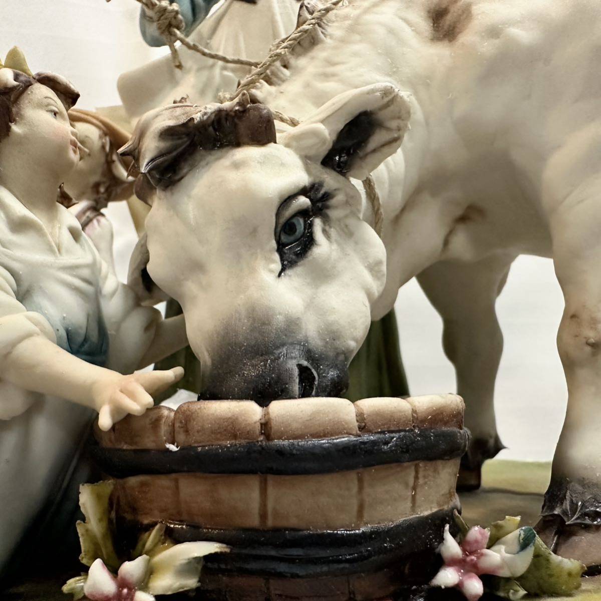 カポディモンテ CAPODIMONTE PORCELLANE 陶磁器人形 美少女 牛 人形