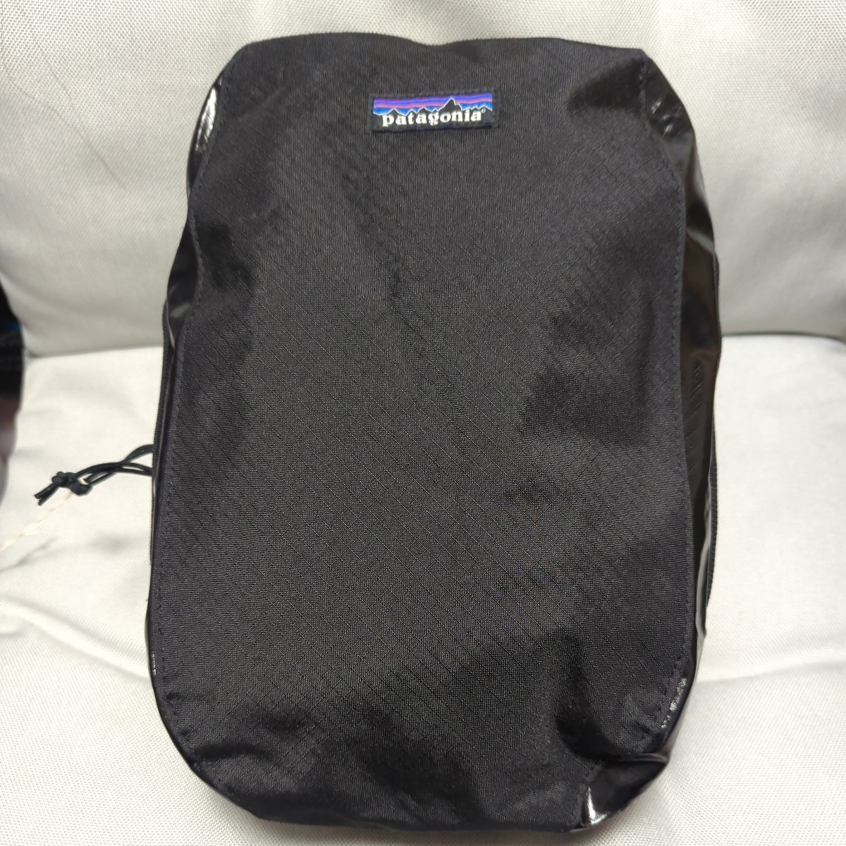 【新品未使用：パタゴニア　Patagonia　8Ｌ　大ラージサイズ　ポーチ】49371 Black Hole Cube Large　ブラックホールキューブ　大　8Ｌ