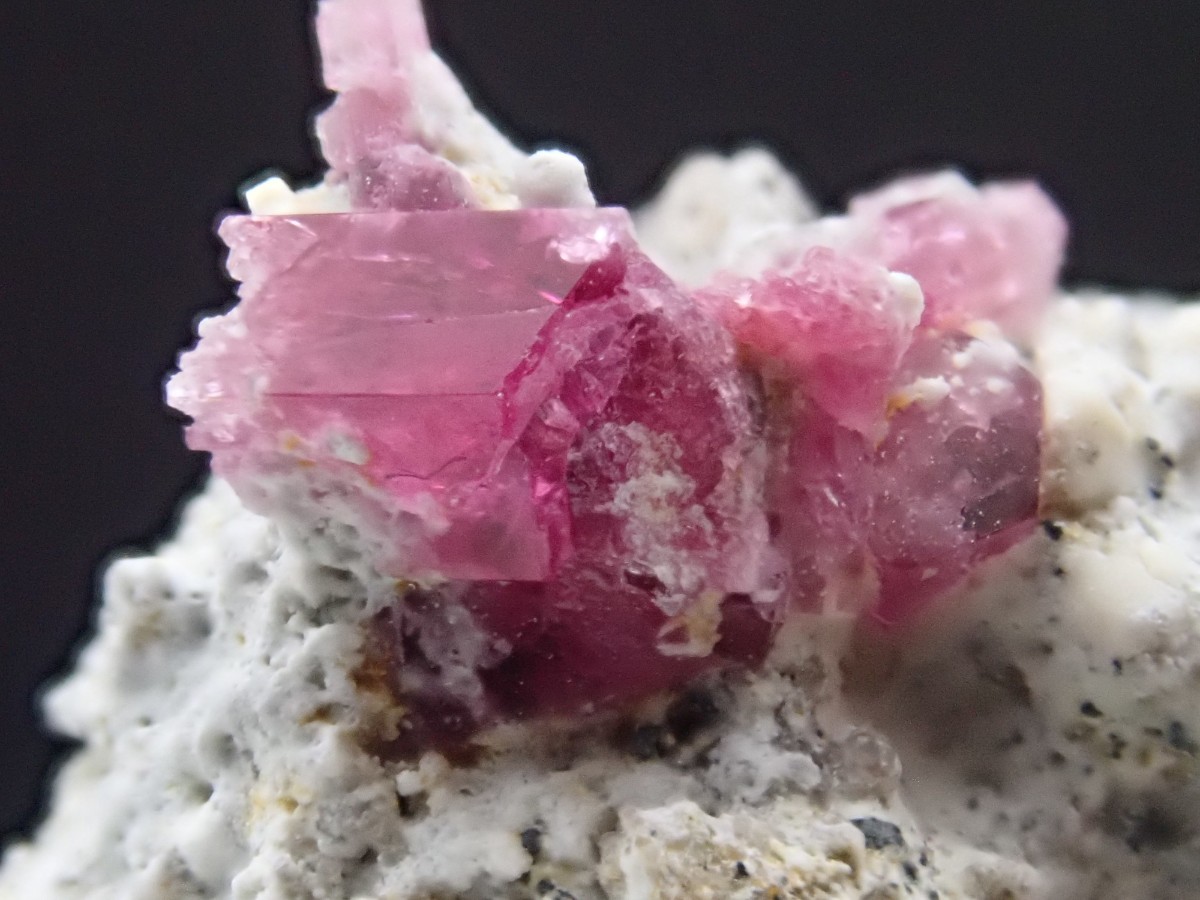 297 レッドベリル クラスター ビクスバイト レッドエメラルド 母岩付き 標本 297 レッドベリル クラスター ビクスバイト レッドエメラルド 母岩付き