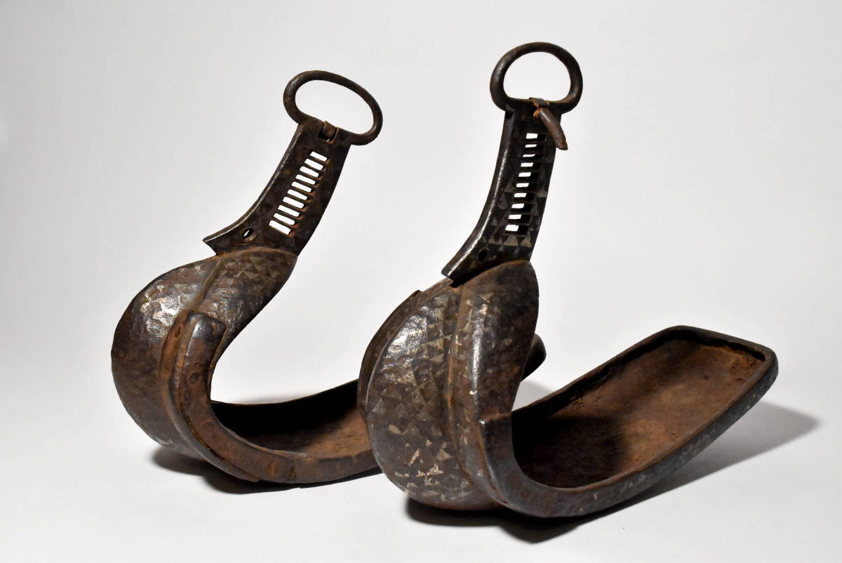 「栗八」象眼文鉄鐙（戦国～桃山時代）