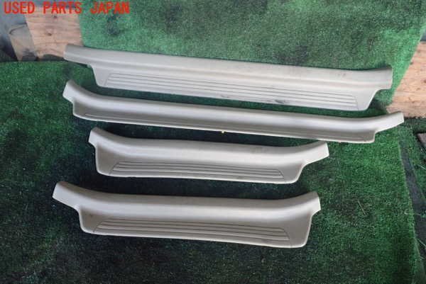 5UPJ-84607740]ランクル100系(HDJ101K)スカッフプレート 中古