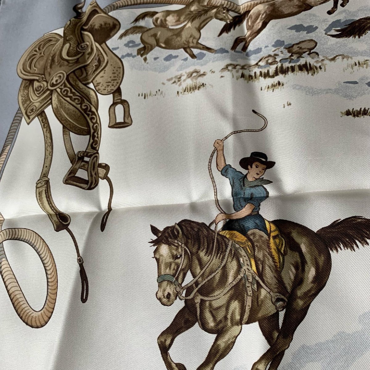 HERMES エルメス カレ90 LES MUSTANGS 野生馬 ブルー系 シルク 