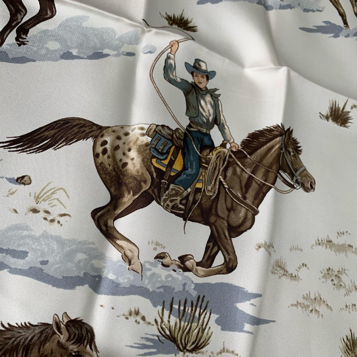 HERMES エルメス 野生馬 スカーフ カレ90 - メルカリ HERMES エルメス 