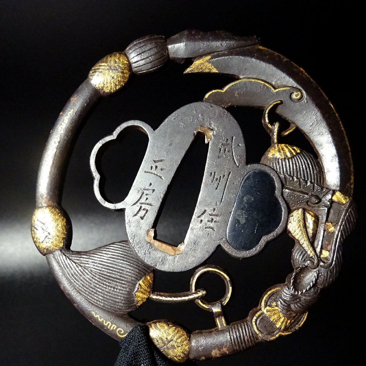 慶應◇'侍 SAMURAI'刀装具逸品展 銘：手塚春弘(花押) 藤紋図縁 縁頭の
