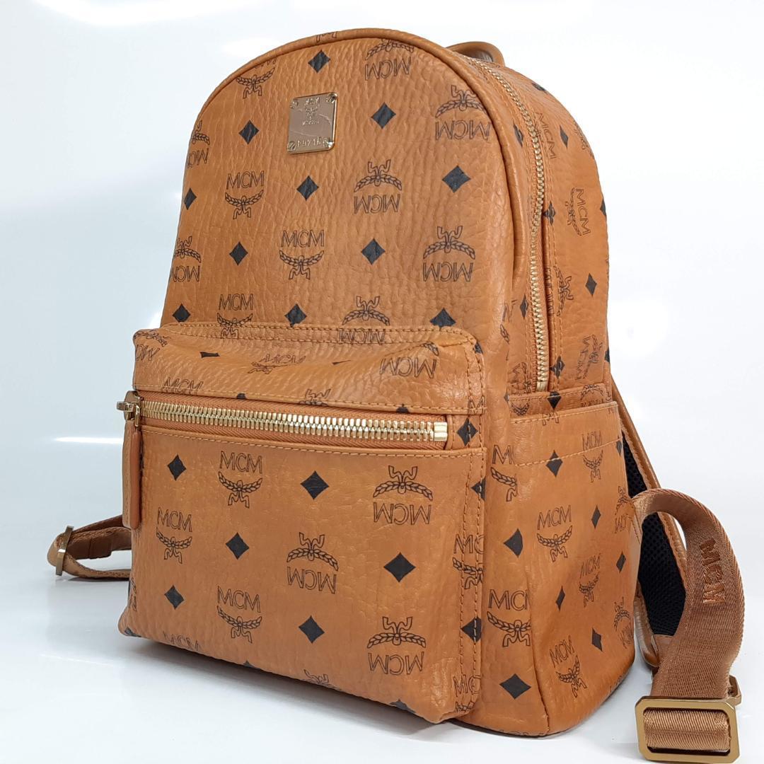 スタッズ付きブラックバックパック MCM エム・シー・エム エムシーエム