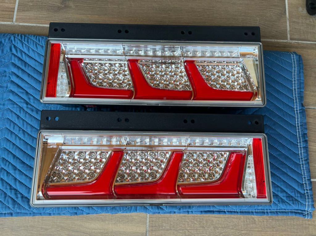 送料無料 新車外し 小糸 KOITO 3連 LED テールランプ テールライト