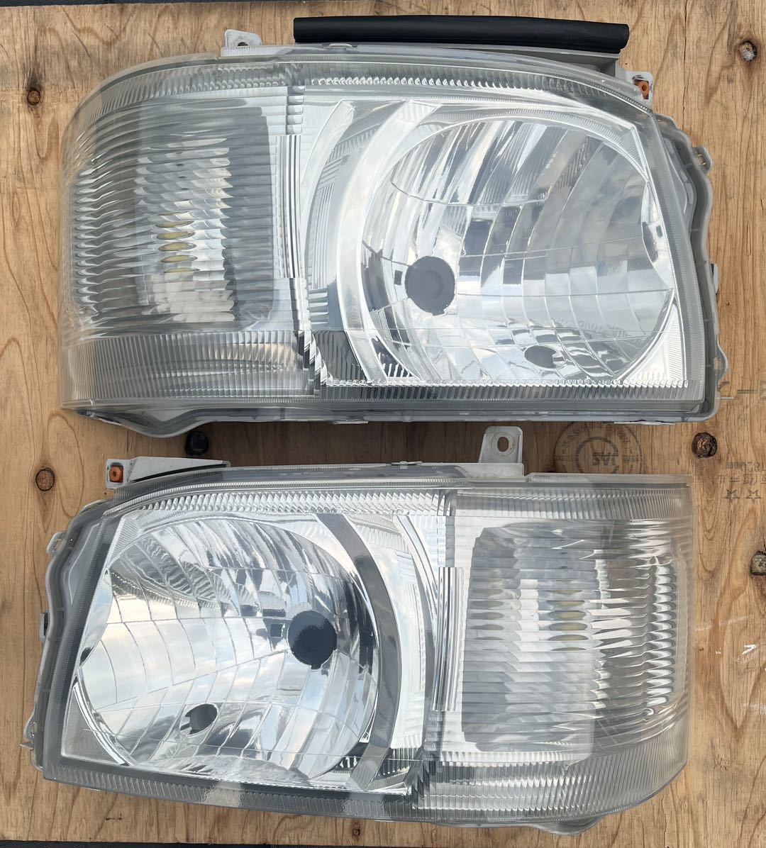 純正ヘッドライト 200系ハイエース 1型　2型　レベライザー付き　KOITO 26-117