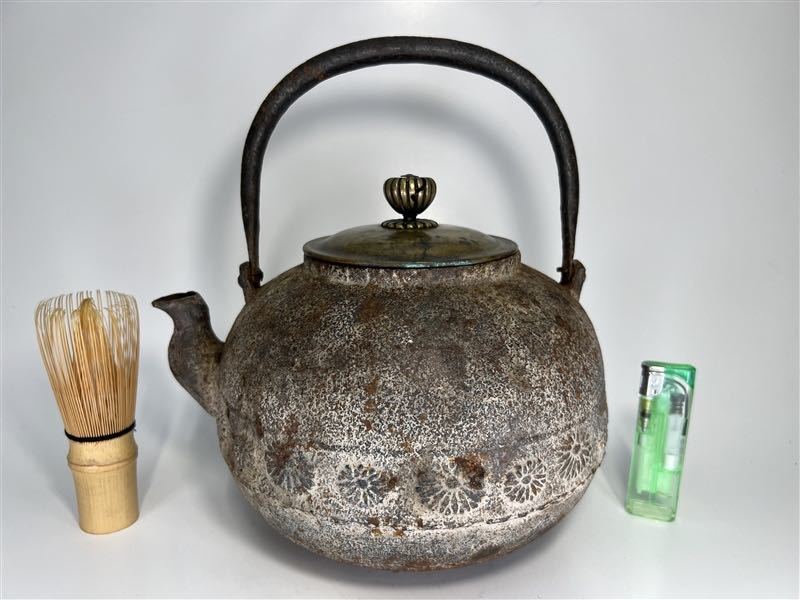  064 レトロ雑貨 時代物 鉄瓶 ⑤ 菊文 虫喰い摘 大振り 2.1l 水漏れ無 煎茶道具 中国美術 古玩(鉄瓶)｜売買されたオークション情報、yahooの商品情報をアーカイブ公開 - オークファン 鉄瓶