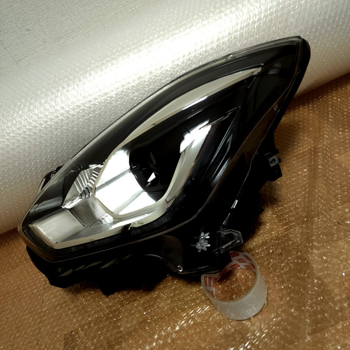4枚目ステー傷　スズキスイフトZC53S 左　純正ヘッドライトW2967 4枚目ステー傷 スズキスイフトZC53S 左 純正ヘッドライトW2967 希少