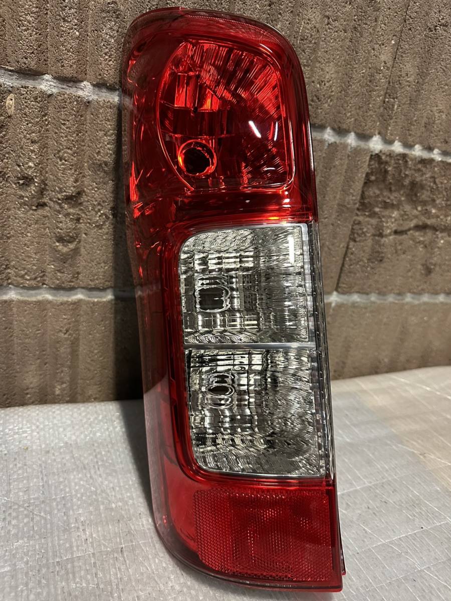 送料無料　NV350キャラバン LDF-VW2E26 前期　左テールランプ