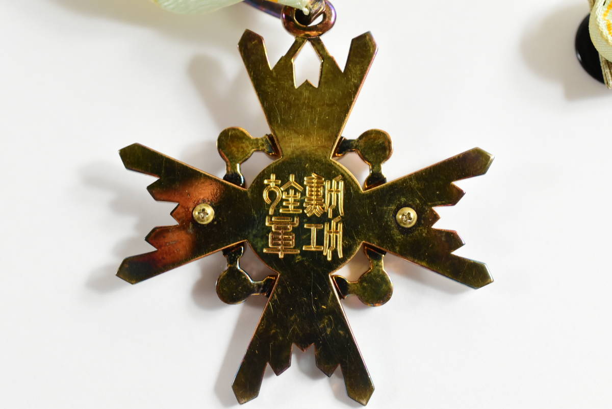 美品 日本国 勲章 記章 勲三等瑞宝章 略綬付き 共箱 【公式通販】