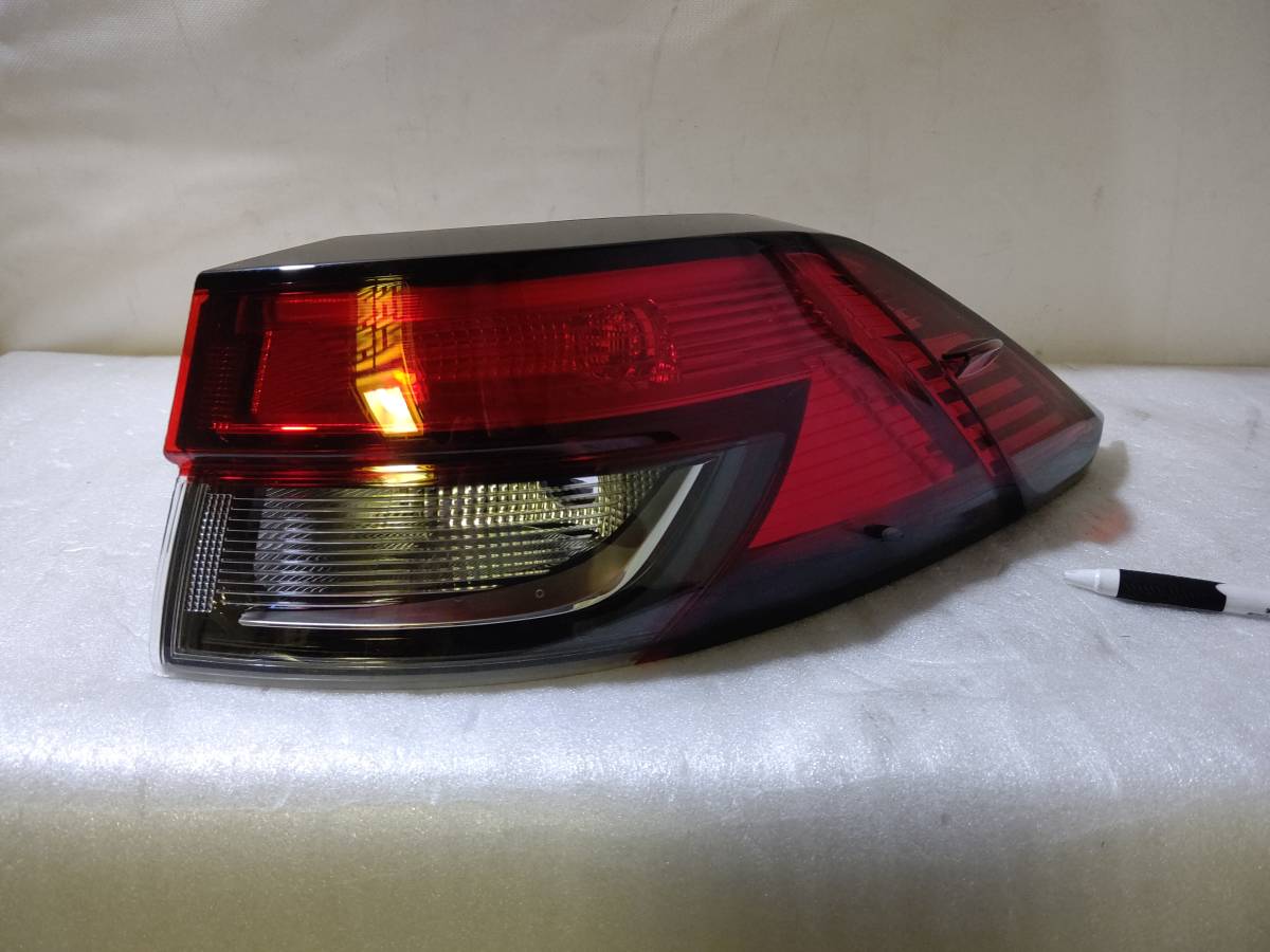 軽めのスリキズ有 磨き推奨 LED 点灯OK！ ZVG11 カローラクロス HV Z 