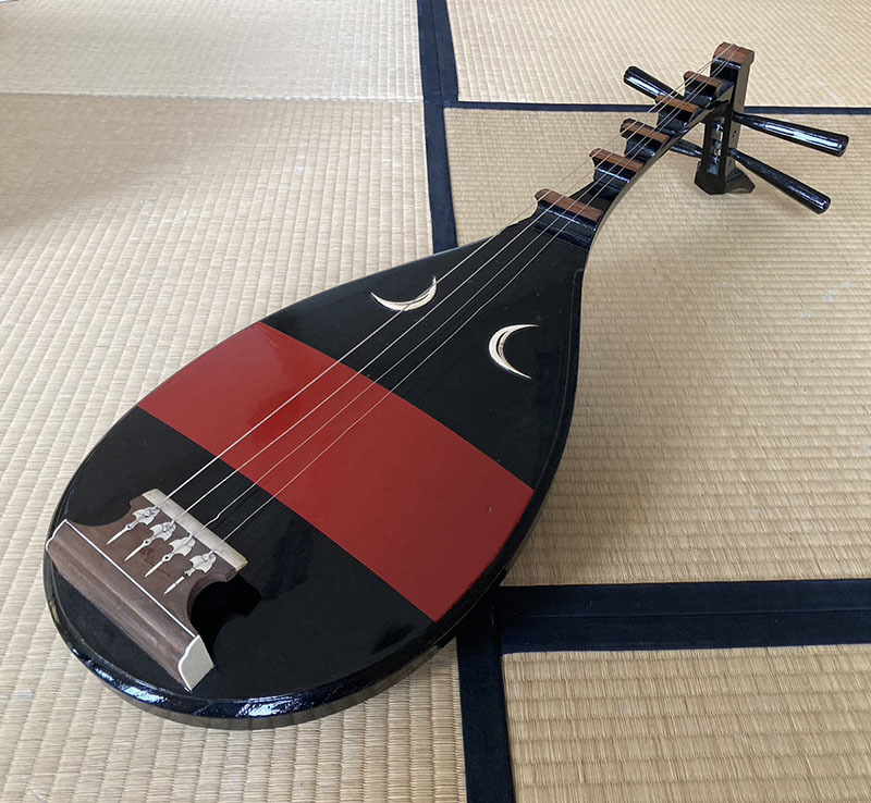 引取限定】胴赤黒塗筑前琵琶 長さ98cm、幅33.5cm 古美術 楽器 和楽器