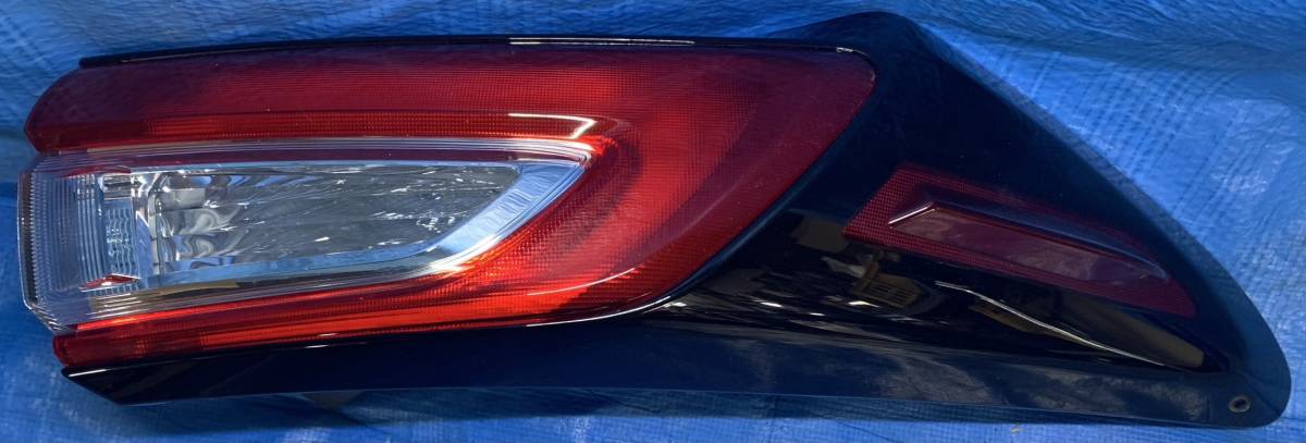 未使用品　トヨタ　ハリアー　ZSU65W　左テールランプ　ユニットのみ　81561-48411　キズ・汚れあり