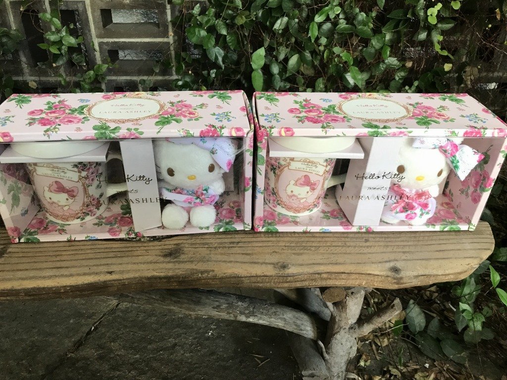 ★　【新品】　ローラアシュレイ　限定　kitty　ハローキティ　ぬいぐるみ　サンリオ　マグカップ　セット　２箱　まとめて　グッズ