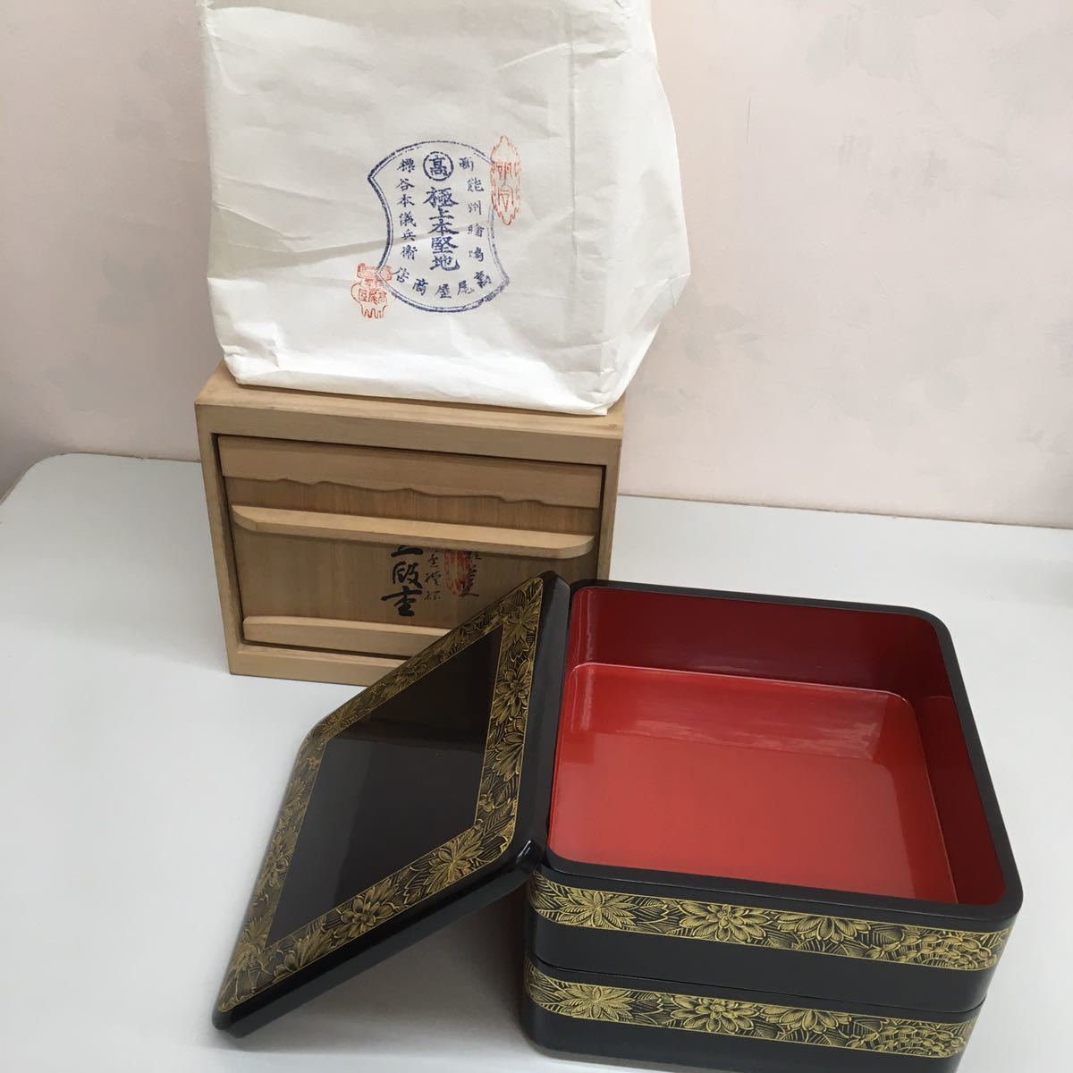 B 8‐75 輪島塗 お重 盆付 矢代漆器店 沈金 二段重 工芸品 重箱 専用木