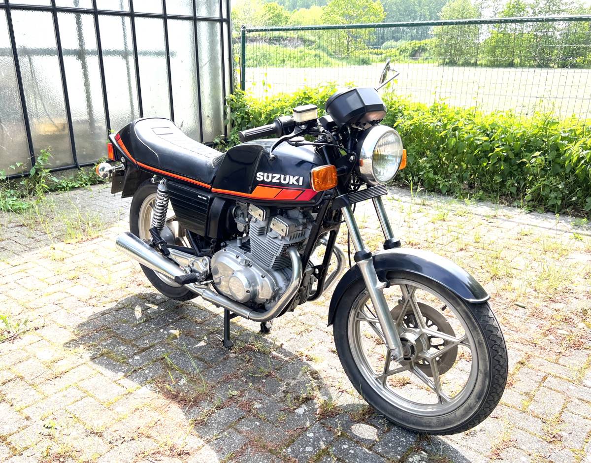 スズキ GSX400E | GS400 | CBX400 | CB400F | Z400J | GT380 | GS425 | ZX400 | ホンダ | カワサキ スズキ SUZUKI バイクブロス スズキ初の4ストGS400は徹底して耐久性を高めた！このバイクに 妥協なきメカニズムと車体構成：スズキGS4001976～1980各部 特徴紹介