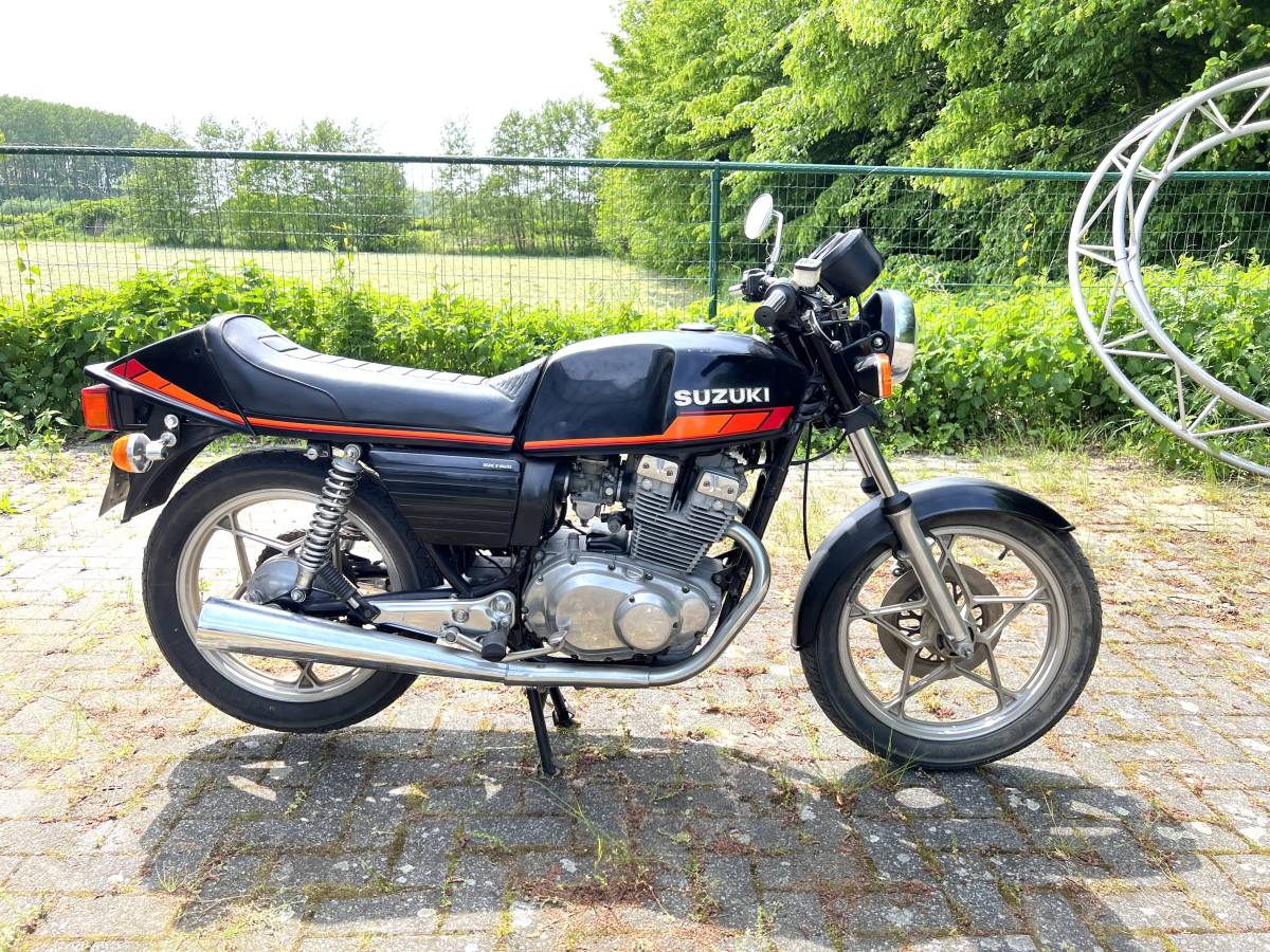 スズキ GSX400E | GS400 | CBX400 | CB400F | Z400J | GT380 | GS425 | ZX400 | ホンダ | カワサキ スズキ SUZUKI バイクブロス スズキ初の4ストGS400は徹底して耐久性を高めた！このバイクに 妥協なきメカニズムと車体構成：スズキGS4001976～1980各部 特徴紹介