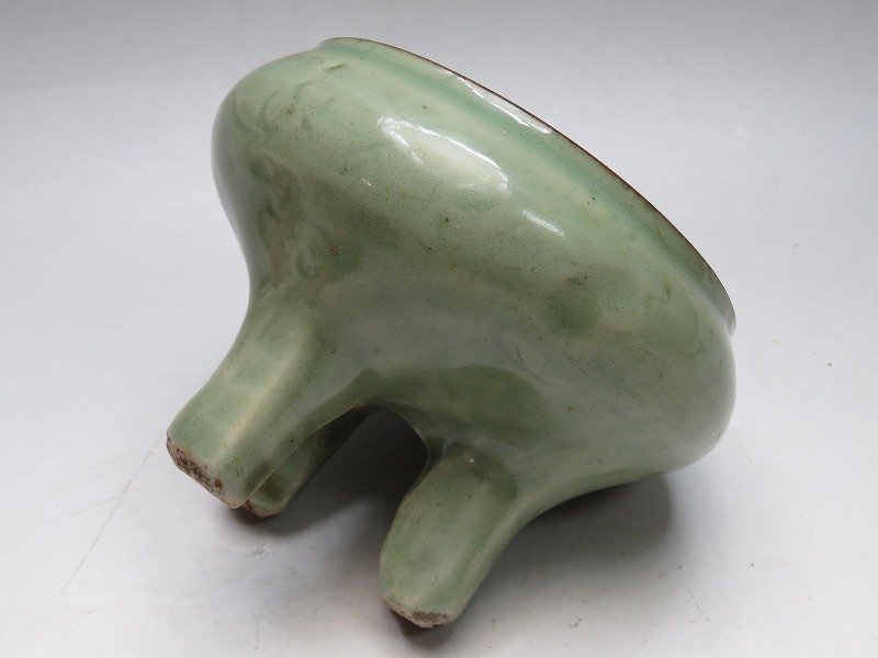 集】082304青磁香炉 三足円炉 花草文彫刻 中国明時代龍泉窯美術焼物