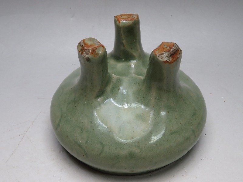 集】082304青磁香炉 三足円炉 花草文彫刻 中国明時代龍泉窯美術焼物