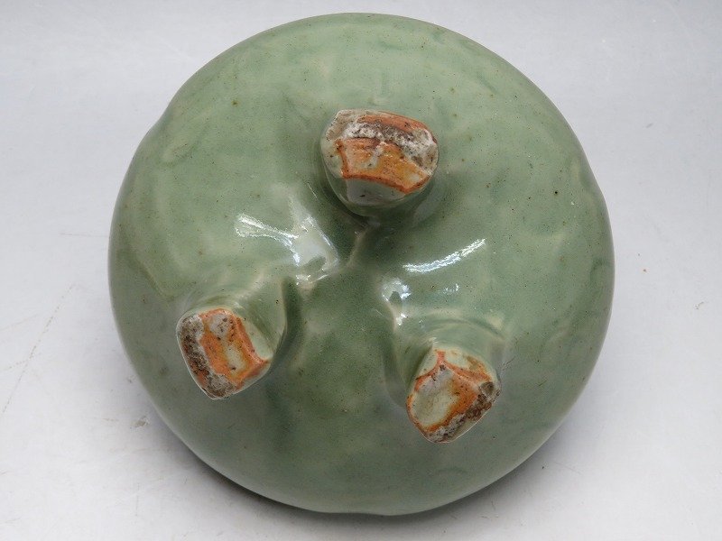集】082304青磁香炉 三足円炉 花草文彫刻 中国明時代龍泉窯美術焼物