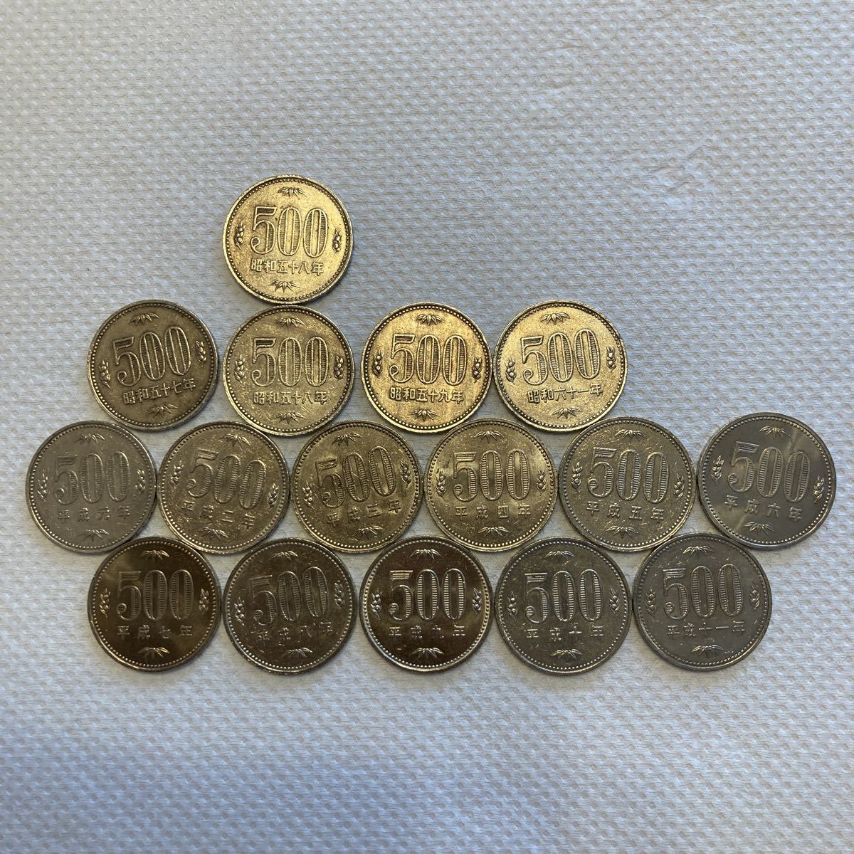 500円 旧硬貨 昭和57年から平成11年 16枚 500円硬貨 昭和57年の値段と 