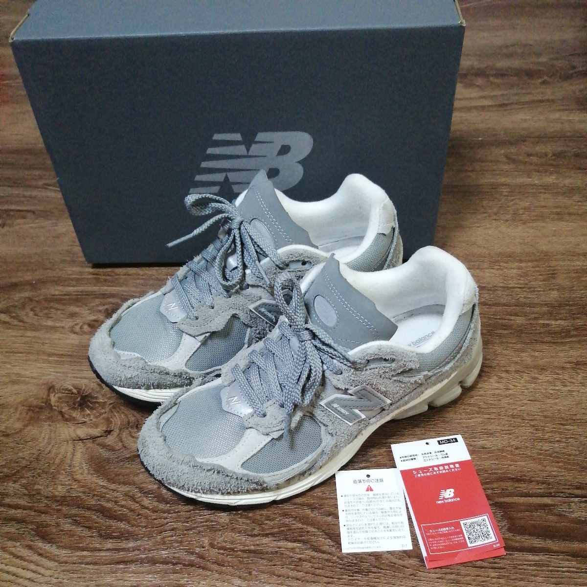 美品 NEW BALANCE ローカットスニーカー グレー スウェード M2002RDM 