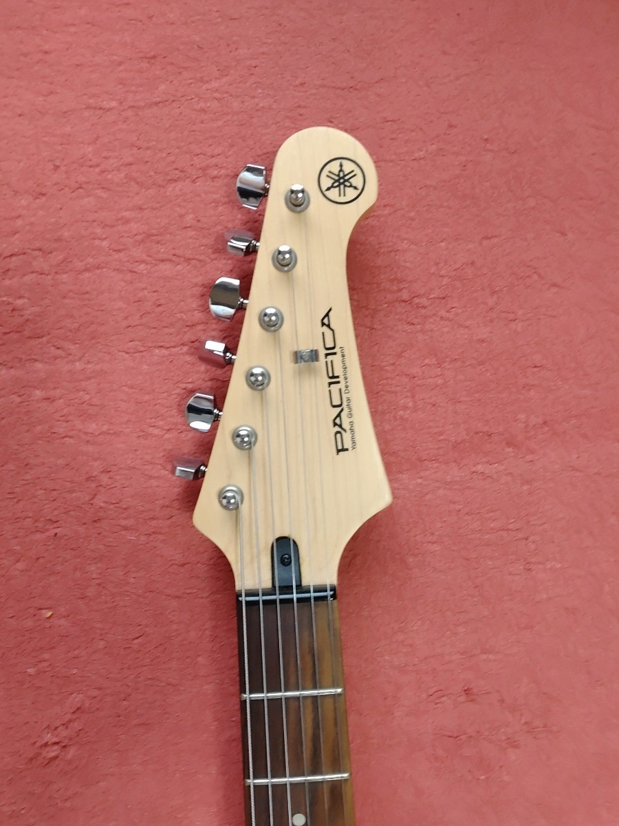 送料着払い YAMAHAヤマハ PACIFICAパシフィカPAC012 エレキギター 中古