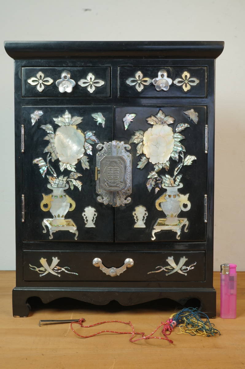 ビンテージ家具 木製青貝螺鈿細工 福禄寿全百宝嵌観音扉黒漆小棚