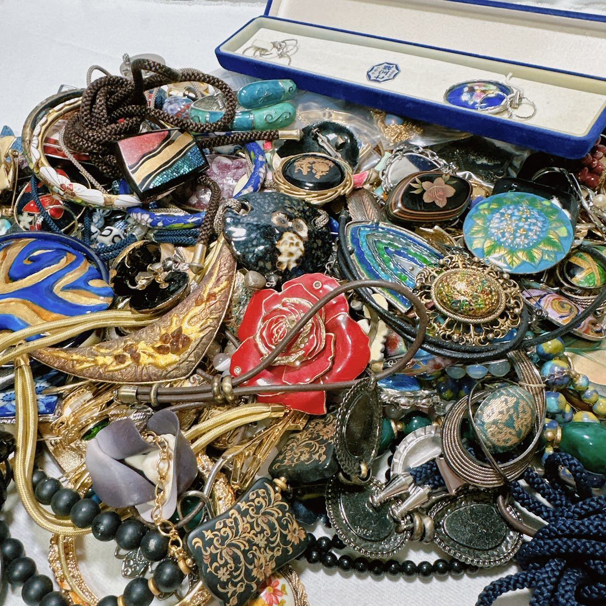 七宝焼 九谷焼 陶器 伝統工芸 アクセサリー 大量 約3500g (3.5kg) まとめ ネックレス リング ブローチ イヤリング ペンダント バングル 等